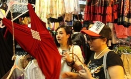 Can Lộ Lộ bị ‘bắt quả tang’ mua hàng chợ