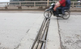 Những thanh gỗ được dùng lấp khoảng hở trên mặt cầu Ảnh: T.V