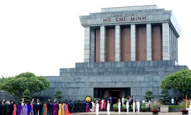 Các đại biểu Quốc hội viếng Chủ tịch Hồ Chí Minh
