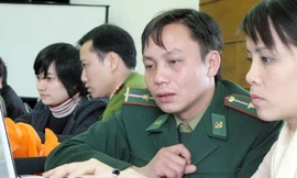 Thiếu úy Nguyễn Chí Ninh (thứ hai từ phải sang) giao lưu trực tuyến tại Báo Tiền Phong