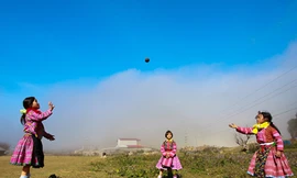 Cùng đồng bào Mông đón tết sớm