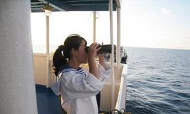 PV Minh Ngọc trong trang phục Hải quân ở Trường Sa tháng 4-2011 .