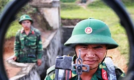 Chiến sĩ trẻ 'cưỡi' tăng, luyện súng