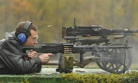 Thủ tướng Nga Dmitry Medvedev bắn thử một khẩu trung liên trong chuyến thăm Trung tâm chế tạo cơ khí trung ương ở Klimovsk, Nga.