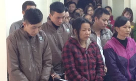 Các bị cáo nghe tòa tuyên án.