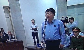 Ông Đinh La Thăng trước bục khai báo sáng nay.