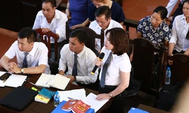 Đại diện Cty Thiên Sơn (người cầm micro) tại tòa.