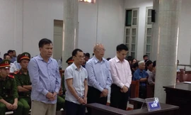 Các bị cáo nghe tòa tuyên án.