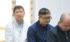 Bị án Trịnh Xuân Thanh và bị cáo Đinh Mạnh Thắng (đeo kính) tại tòa sơ thẩm.