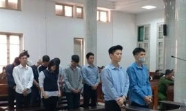 Các bị cáo nghe tòa tuyên án.