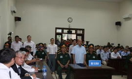 Các bị cáo (người đứng) trong vụ án.