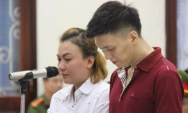 Tại tòa, người mẹ kế bật khóc khi bị xét hỏi về việc hành hạ con riêng của chồng.