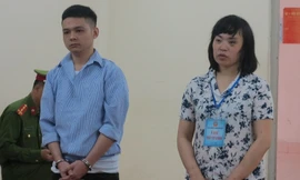 Phạm Văn Chung và Mai Kim Anh tại tòa.