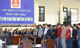 Các bị cáo tập trung trước bục khai báo.