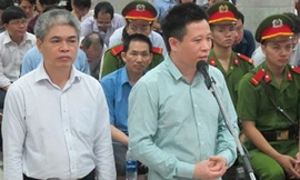 Hà Văn Thắm (bìa phải) và Nguyễn Xuân Sơn (trái) tại phiên tòa vụ OceanBank.