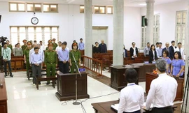 Các bị cáo nghe tòa cấp sơ thẩm tuyên án.