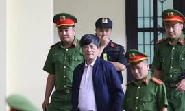 Bị cáo Nguyễn Thanh Hóa phải nhập viện điều trị.