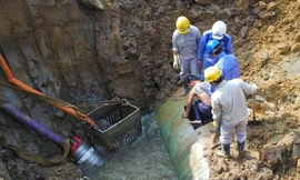 Công nhân khắc phục sự cố vỡ đường ống nước sạch Sông Đà. Ảnh Thanh Hà.