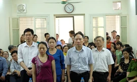 Các bị cáo nghe tòa tuyên án.