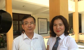 Luật sư Nguyễn Thị Đinh Hương và người nhà nạn nhân tại tòa.