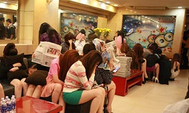 Ông chủ đánh đập nhóm nữ phục vụ quán karaoke vì làm thêm giờ