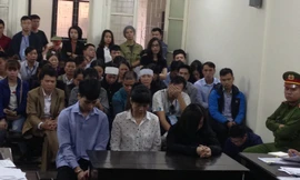 Các bị cáo trong vụ án (3 người ngồi bàn khai báo).