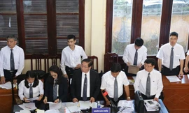 Nhóm luật sư bảo vệ cho 3 bị cáo tại tòa.