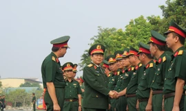 Các sĩ quan Quân đoàn 1 đón tiếp Đại tướng Ngô Xuân Lịch và Đoàn công tác Bộ Quốc phòng.