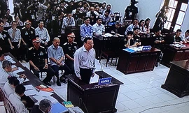 Bị cáo Phùng Danh Thắm trình bày trước Hội đồng xét xử.