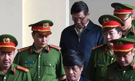 Các ông Vĩnh (đeo kính), Hóa được dẫn giải vào khu vực xét xử.