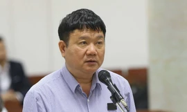 Bị cáo Đinh La Thăng khai báo trước hội đồng xét xử. Ảnh: TTXVN.