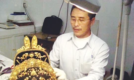 Ông Vũ Kim Lộc và mũ nhà vua đã phục chế xong