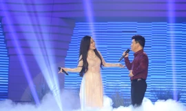 Mỹ Lệ và Quang Linh trình bày ca khúc 'Tình ta biển bạc đồng xanh'.