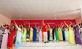 NSƯT Tạ Minh Tâm và 38 thí sinh thể hiện ca khúc 'Tổ quốc gọi tên mình' dành tặng các chiến sĩ Hải Quân Vùng 5. Ảnh: Hồng Vĩnh.