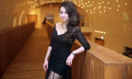 Thủy Top mặc váy đen xuyên thấu gợi cảm dự tiệc tối