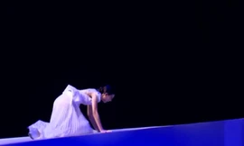 Thí sinh Next Top Model liên tục 'vồ ếch' vì sàn catwalk xoắn ốc