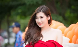 Á hậu Tú Anh khoe da trắng muốt với đầm đỏ rực