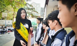 Á hậu Huyền My trao học bổng cho các học sinh trường THPT Hồ Tùng Mậu.