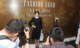 Lý Nhã Kỳ chưng diện hàng hiệu nổi bật giữa vòng vây báo giới.