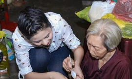 Hoa hậu Ngọc Hân thăm cụ già neo đơn ở Sài Gòn