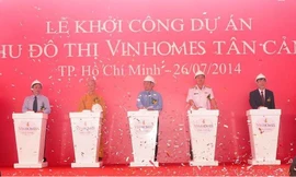 Lãnh đạo TP.Hồ Chí Minh và lãnh đạo Tập đoàn VinGroup cùng khách mời nhấn nút khởi động xây dựng Vinhomes Tân Cảng.