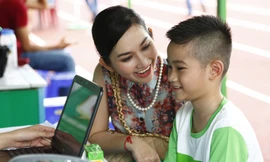 Kim Hiền quấn quýt bên con trai.