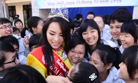 Học sinh vây kín Kỳ Duyên khi về thăm trường cũ