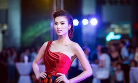 Hồng Quế kiêu sa với váy lệch vai khi dự sự kiện.