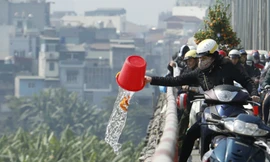 Người Hà Nội thả cá chép đỏ tiễn ông Táo về trời