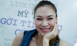 Mỹ Tâm cười tít mắt khi ký tặng DVD cho fans