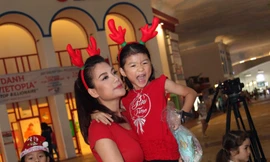 Mẹ con Trương Ngọc Ánh đi từ thiện dịp Giáng sinh