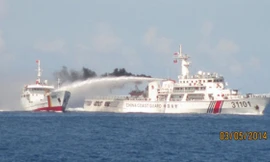 Tàu Trung Quốc ngang ngược phun vòi rồng vào tàu Việt Nam