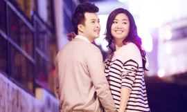 Lê Khánh và chồng sắp cưới tình tứ dạo phố đêm Đà Lạt