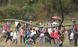 Mùng 6 Tết, về phiên chợ ném cà chua để lấy may